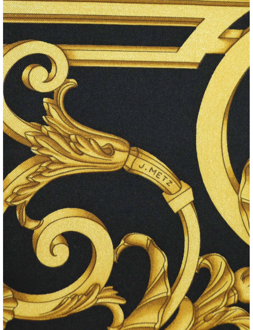 Carré HERMES fond noir doré