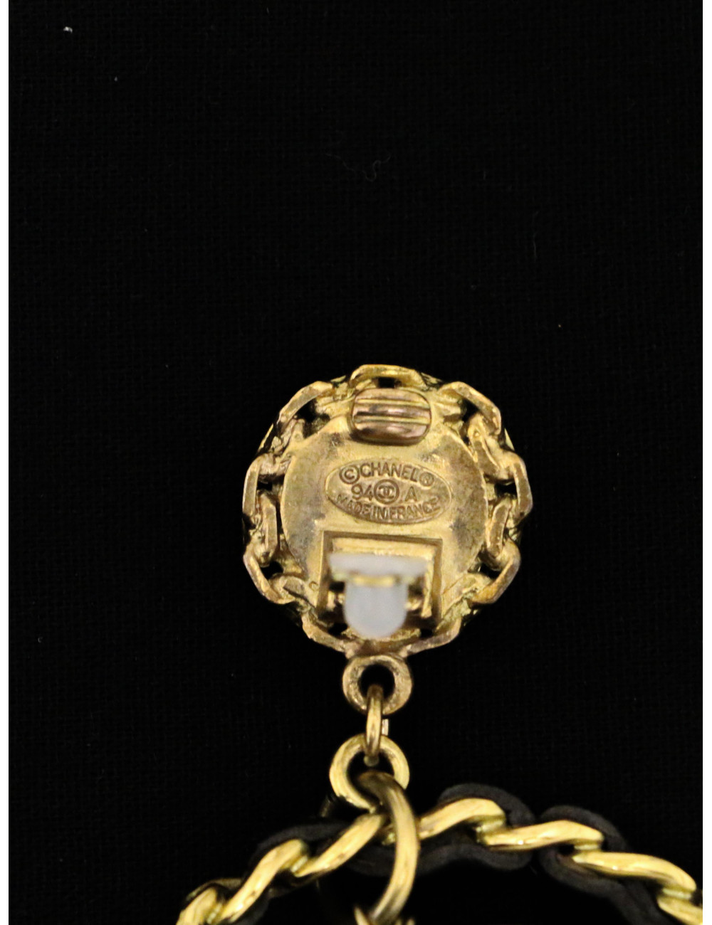 Boucles d'oreille Chanel cuir et métal doré