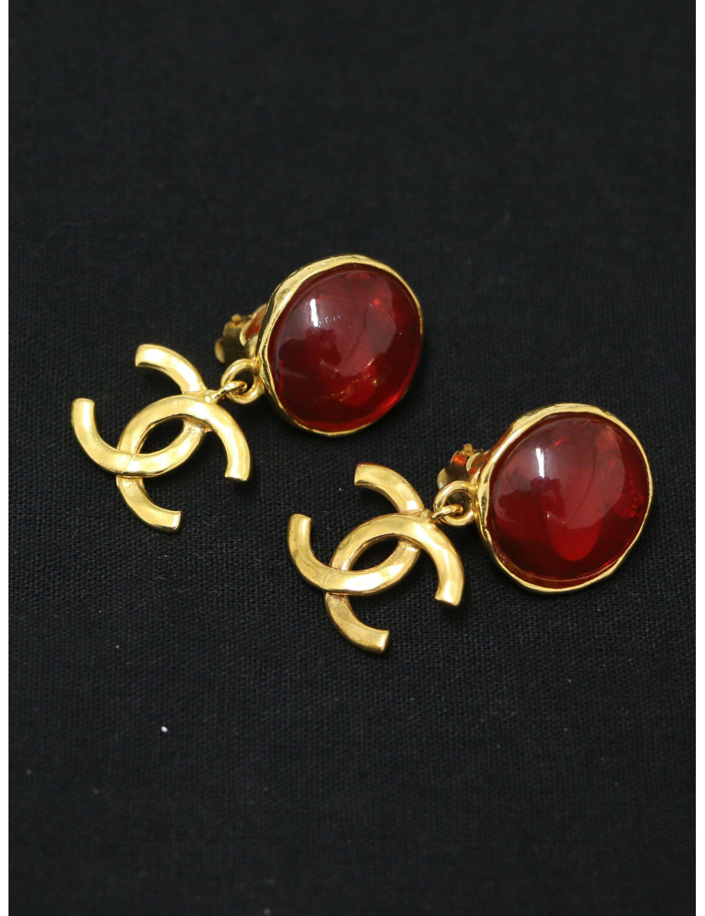 Boucles d'oreille pendantes pâte de verre rouge CHANEL