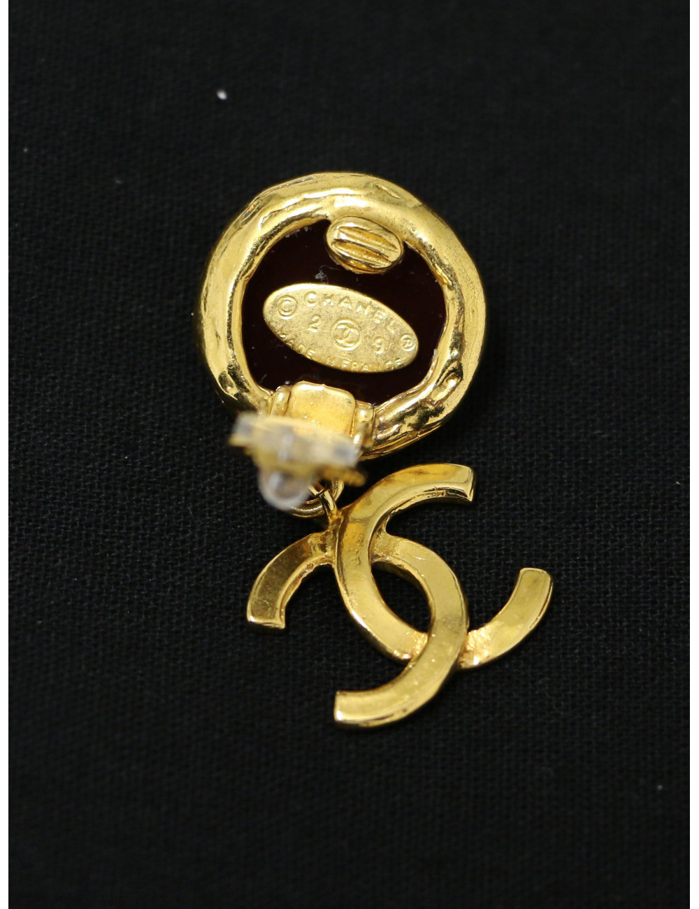 Boucles d'oreille pendantes pâte de verre rouge CHANEL