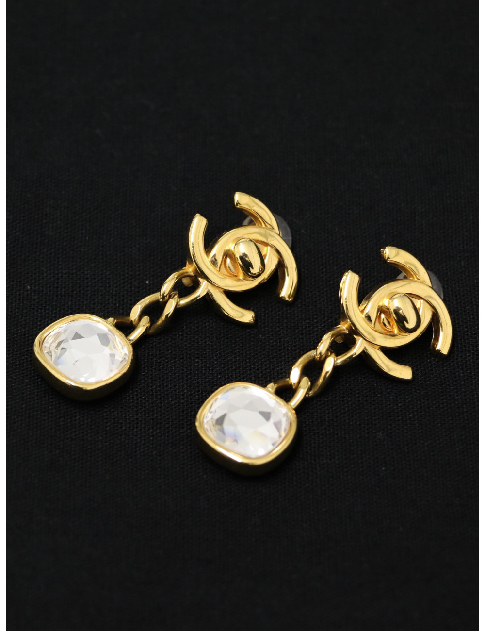 Boucles d'oreille Chanel turnlock pendantes dorées et strass