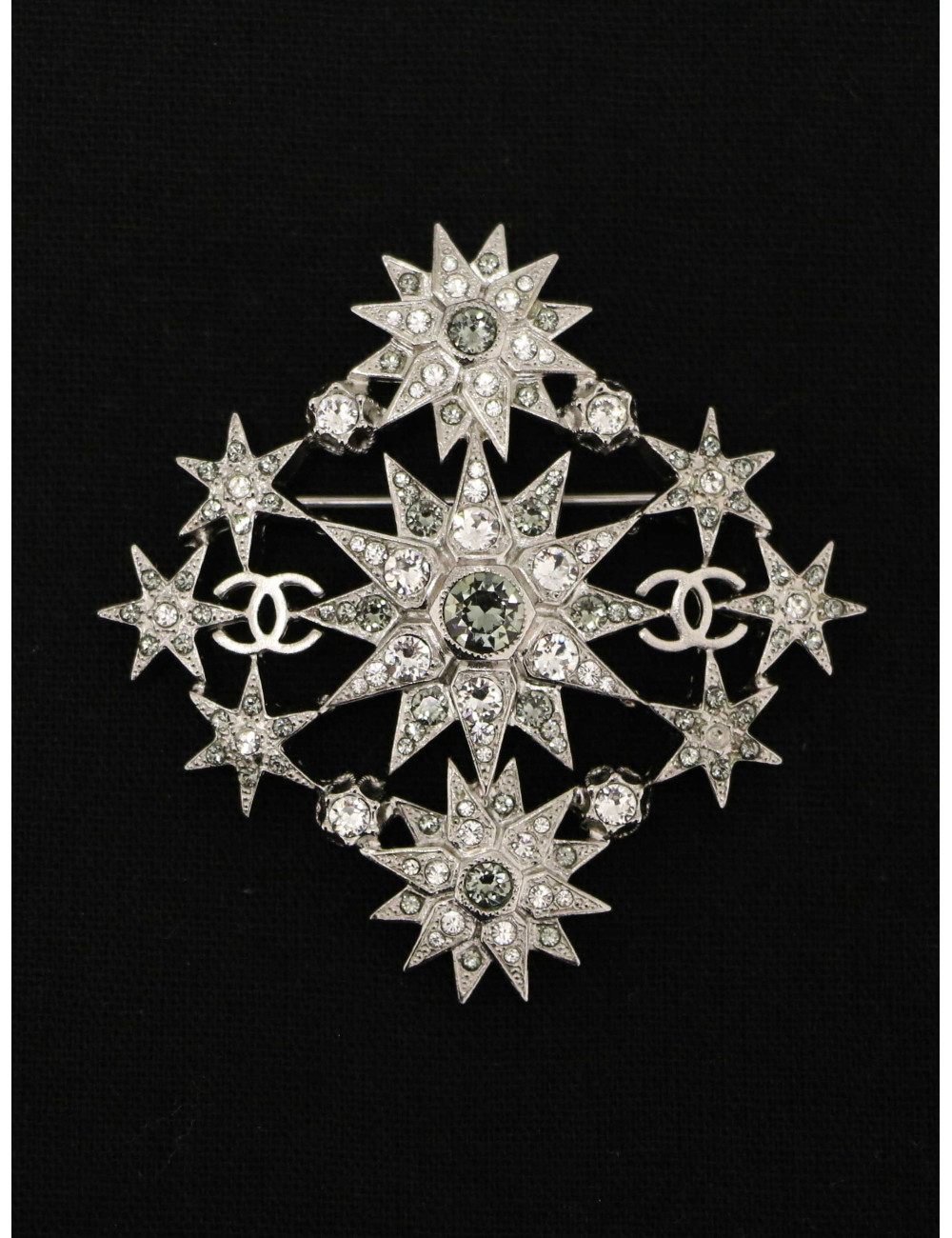 Broche Chanel étoiles métal argent et strass