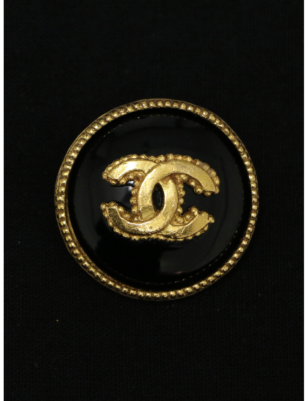 Broche Chanel ronde CC résine noire