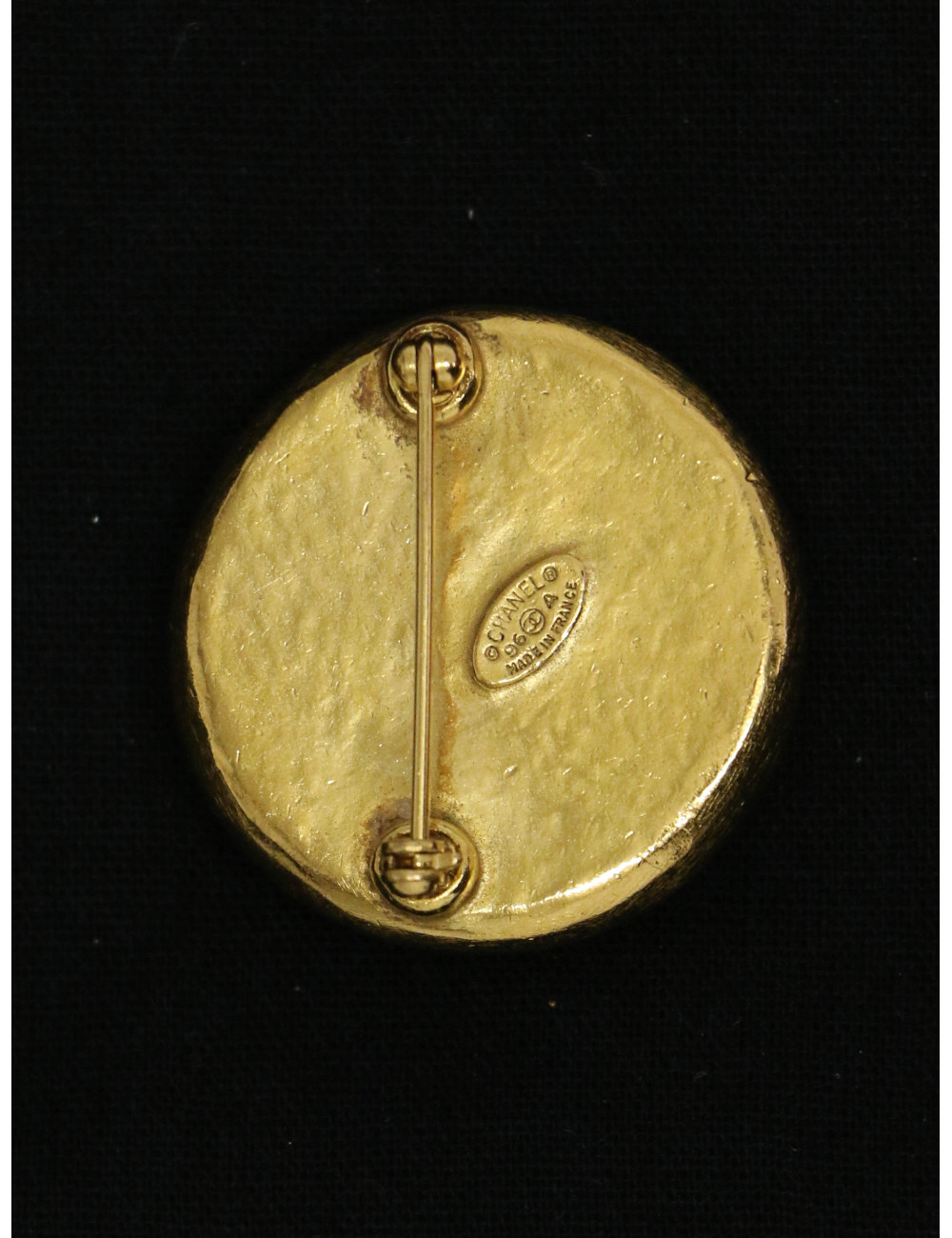 Broche Chanel ronde CC résine noire