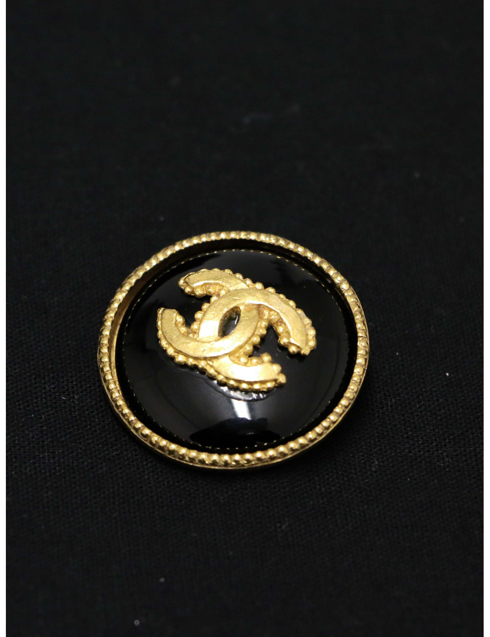 Broche Chanel ronde CC résine noire