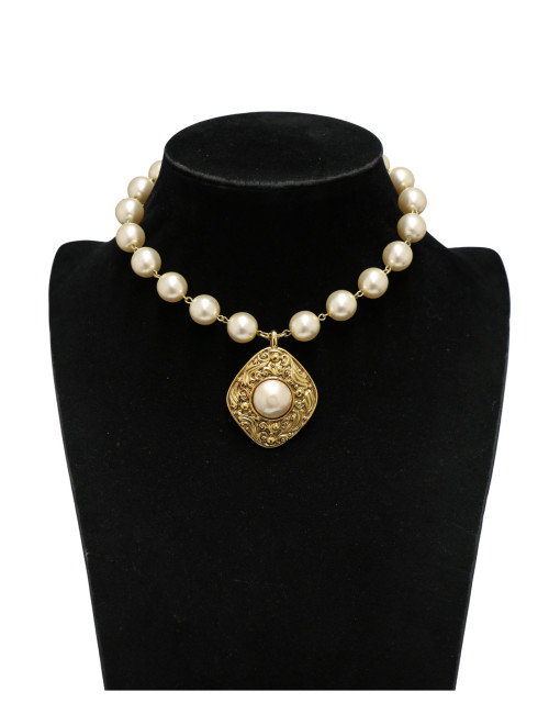 Collier Chanel médaillon et perles