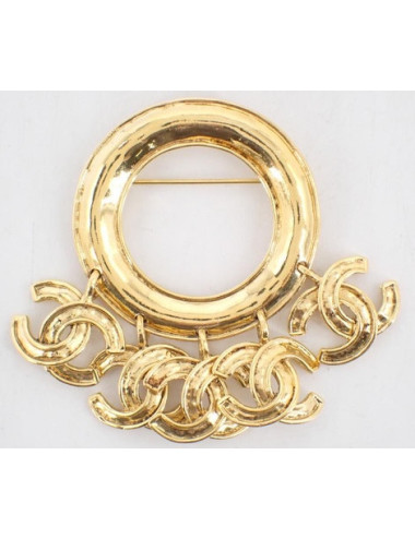 Broche ronde dorée et CC pendants Chanel