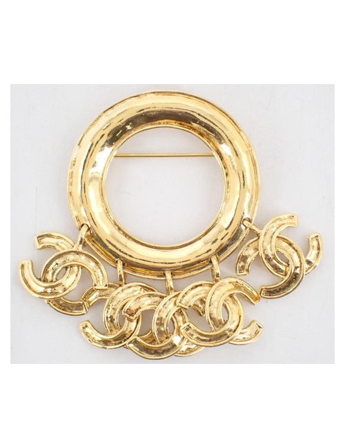 Broche ronde dorée et CC pendants Chanel