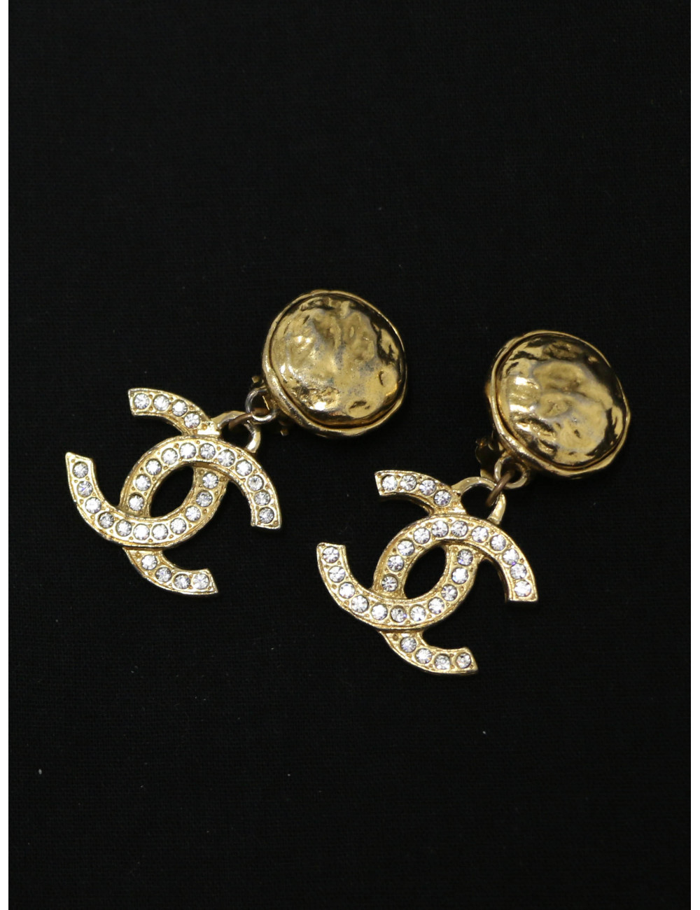 Boucles d'oreille pendantes Chanel dorées et strass