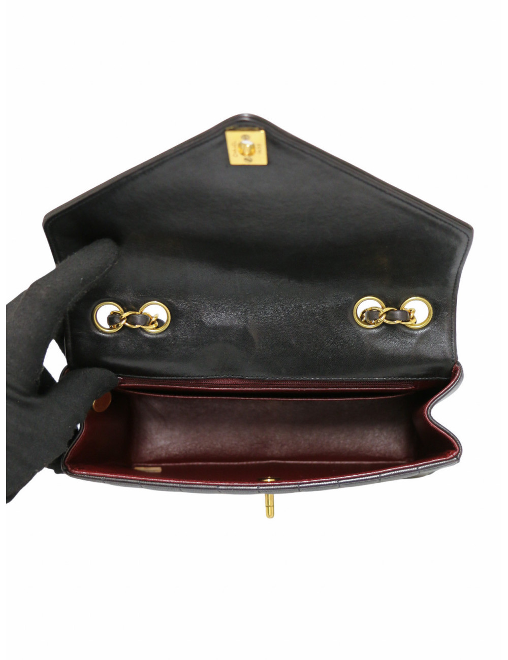 Sac noir Chanel motif chevron vintage