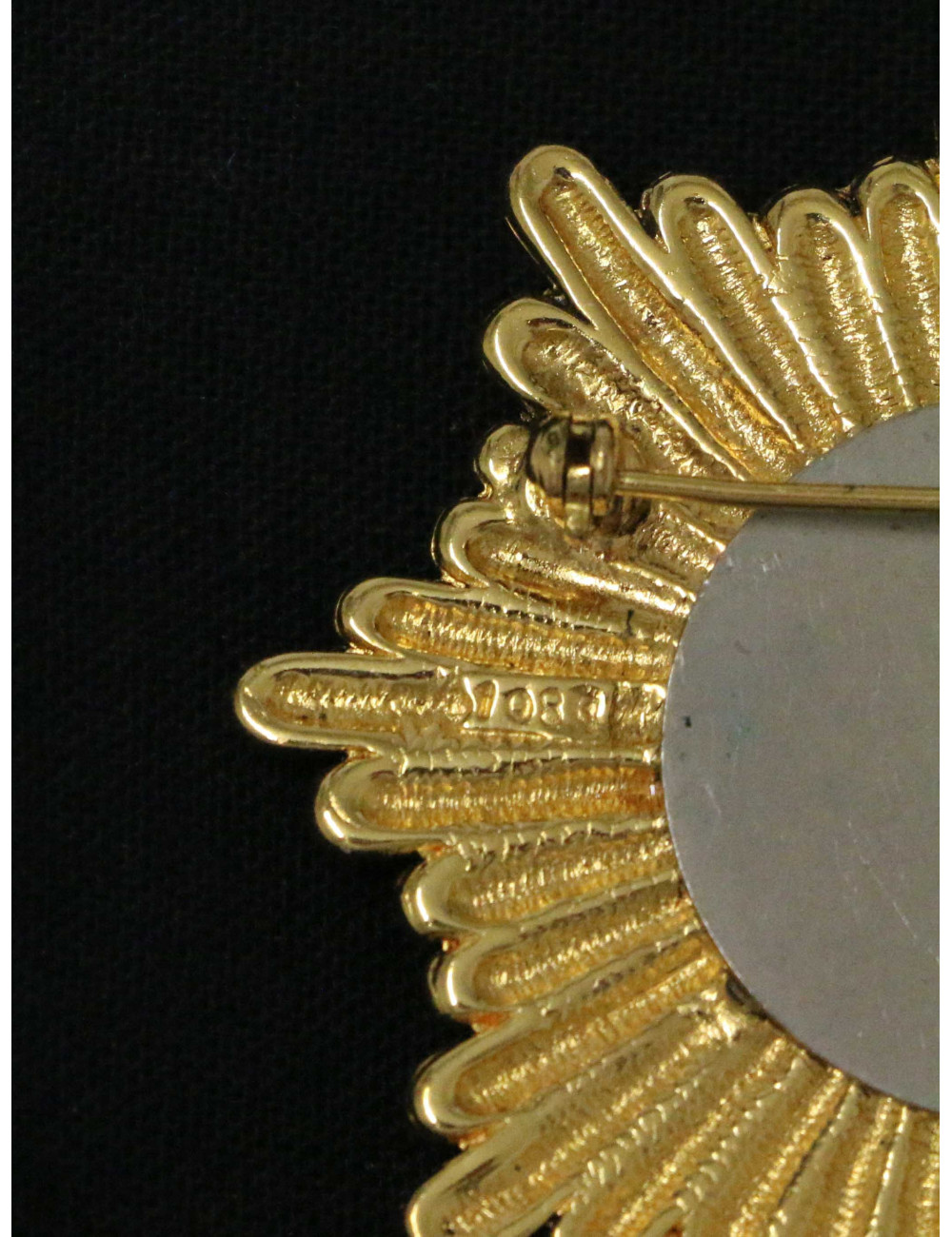 Broche Chanel starbust dorée Vintage 1983