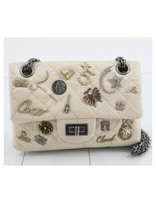 2.55 blanc avec charms Chanel édition limité