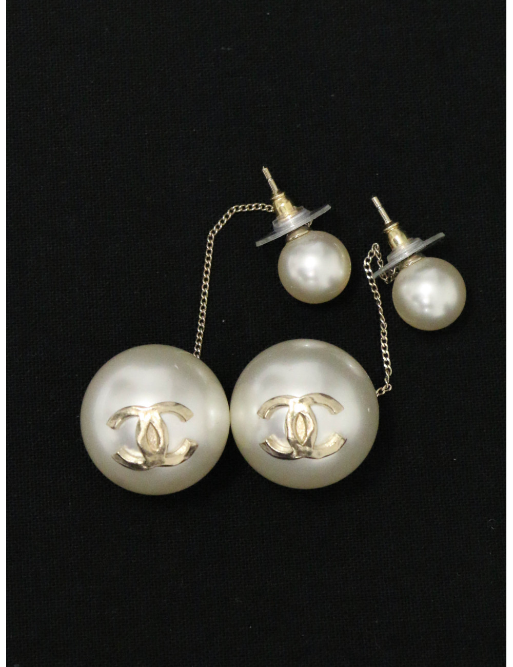 Boucles d'oreille pendantes Chanel perles nacrées