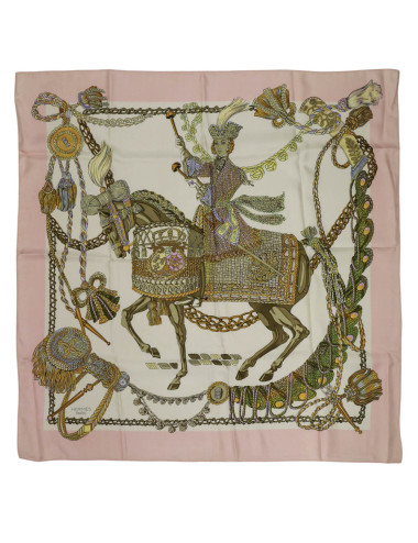 Carré Hermès Le Timbalier bord rose : rare occasion disponible ici. 2