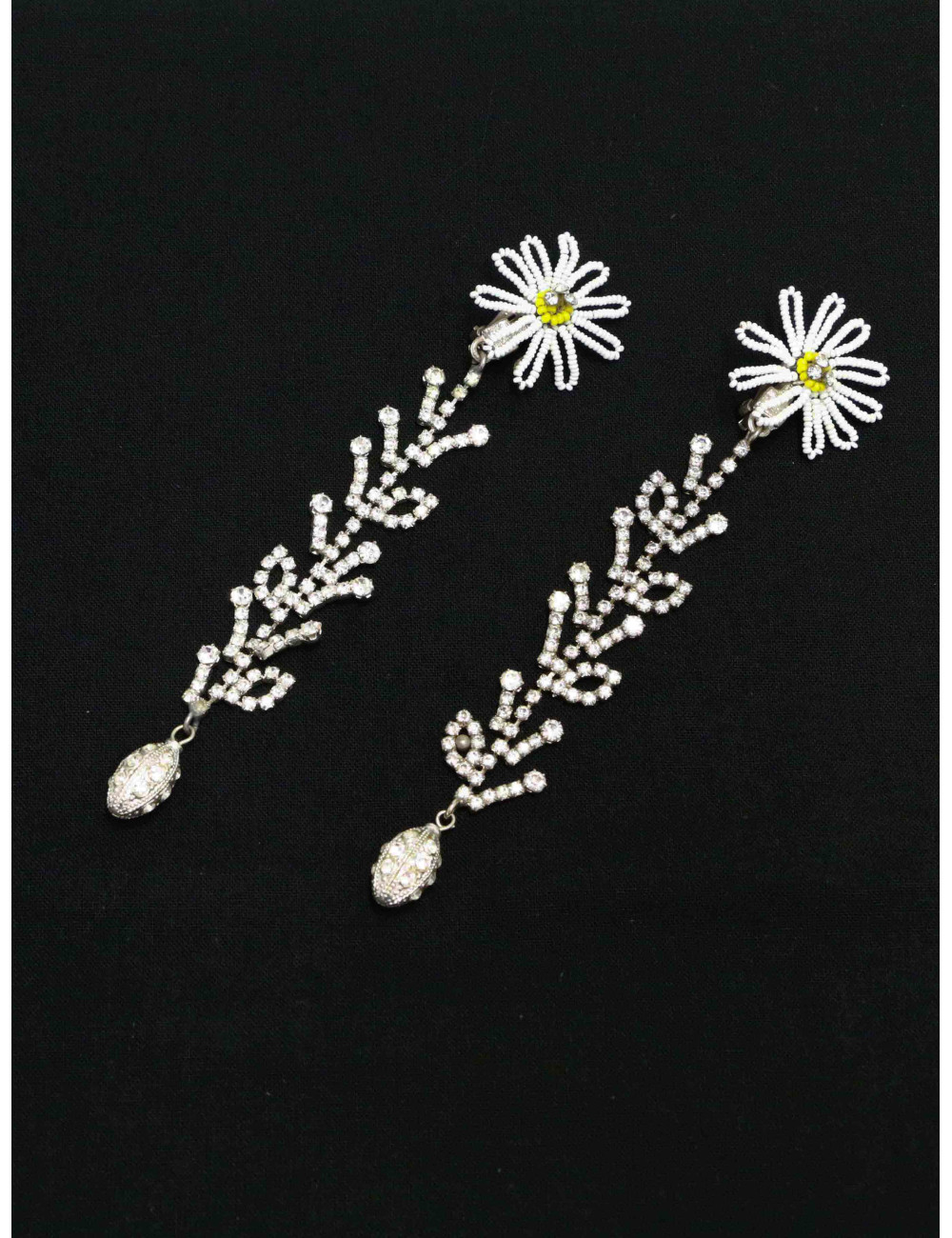 Clips pendants CHRISTIAN LACROIX marguerite perles strass