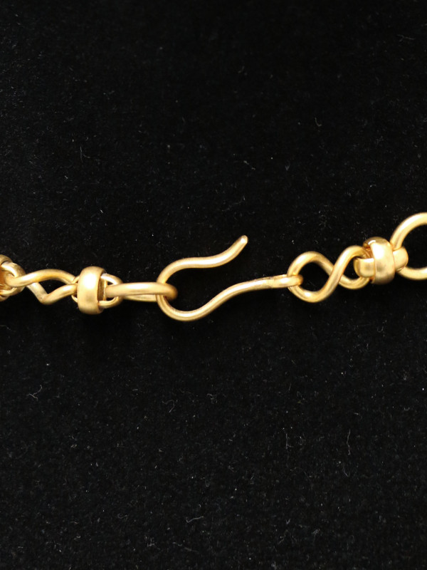 Sautoir Marguerite de Valois croix améthyste