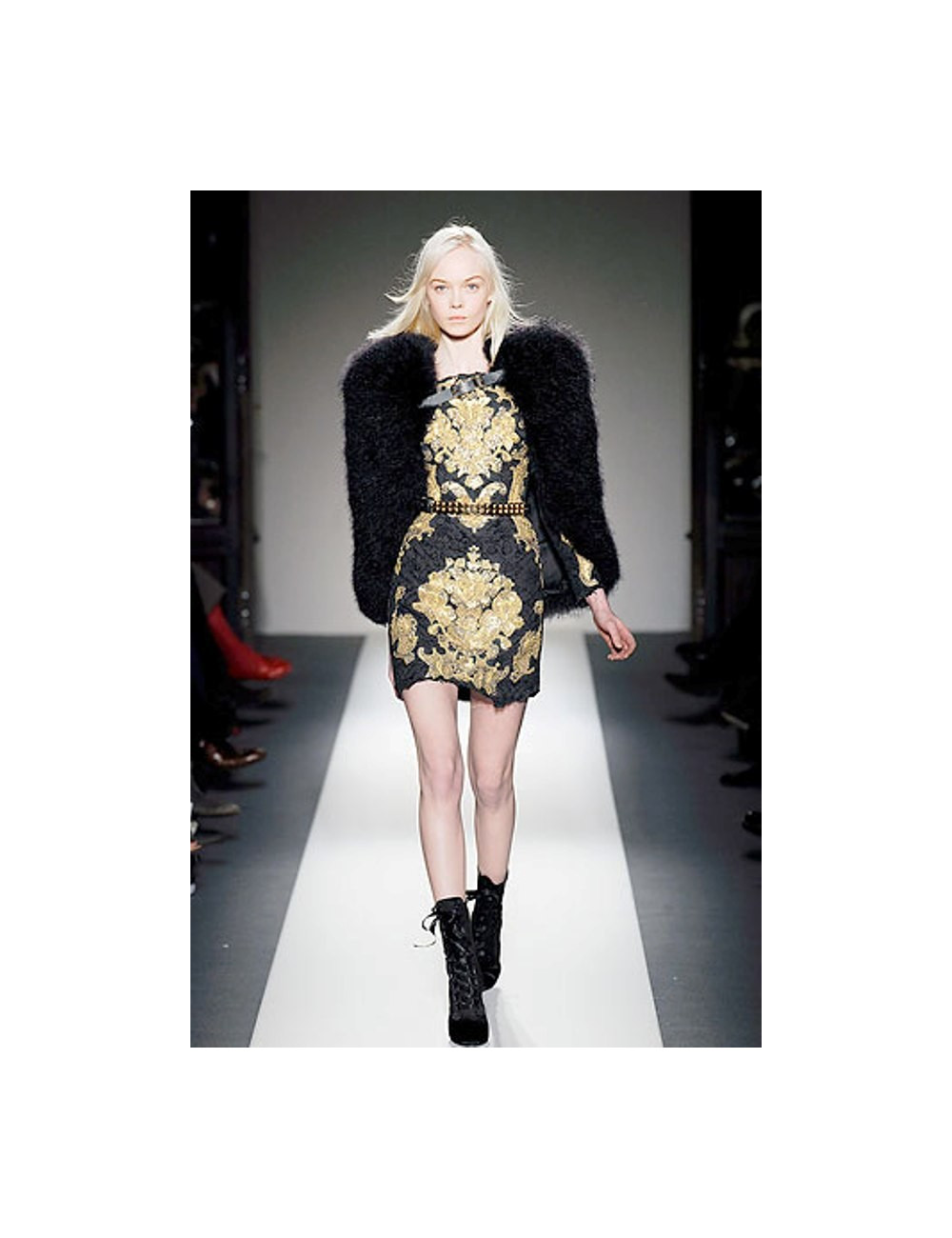 Robe BALMAIN en velours damassé noir brodé or