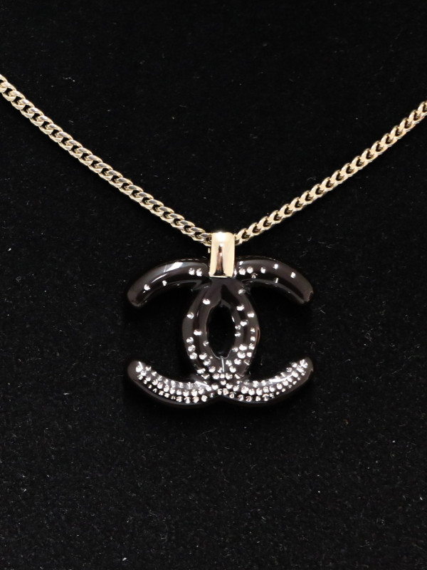 Collier Chanel CC noir
