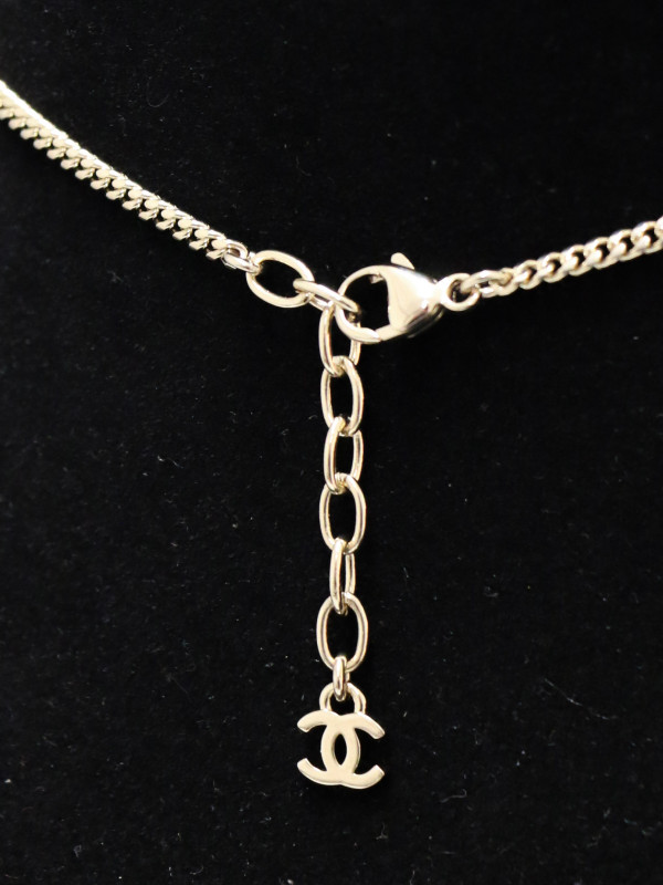 Collier Chanel CC noir