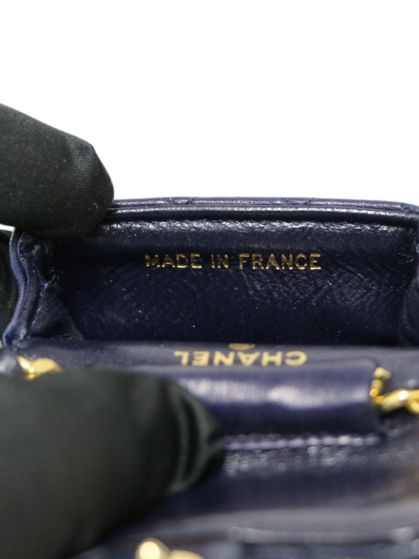 Charm Chanel cuir bleu marine