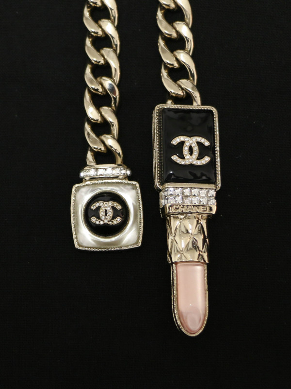 Collier Chanel lipstick
