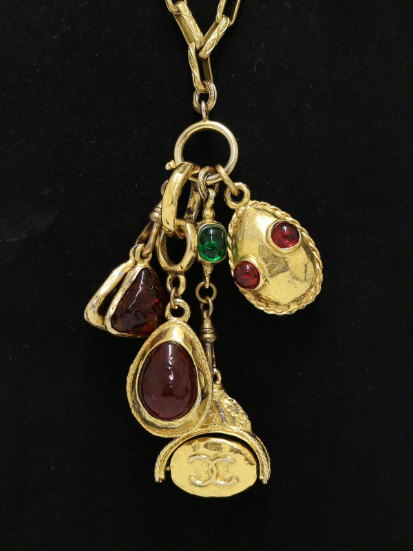 Collier doré avec charms et pâte de verre CHANEL