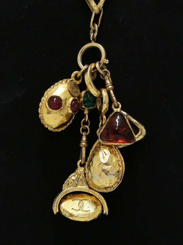 Collier doré avec charms et pâte de verre CHANEL