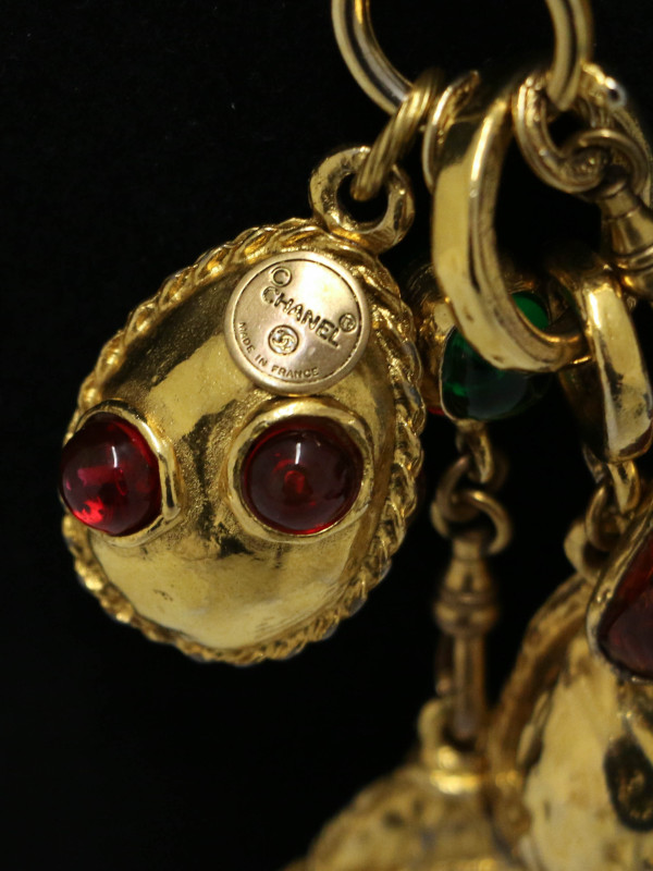 Collier doré avec charms et pâte de verre CHANEL