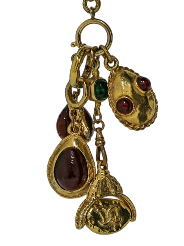 Collier doré avec charms et pâte de verre CHANEL