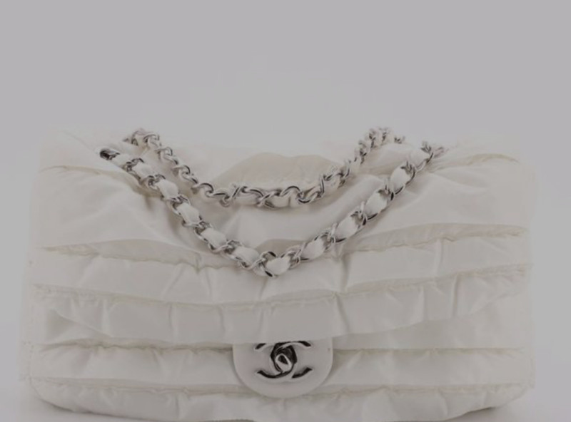 Sac Bandoulière Chanel Collection Neige toile blanche à découvrir ici