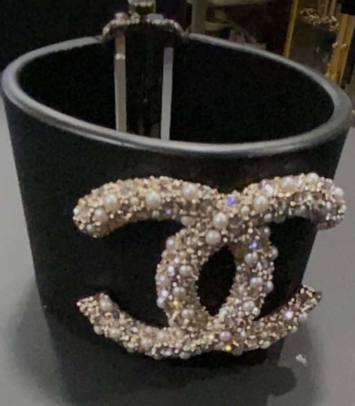 Bracelet Manchette Chanel CC Perles & Strass Dorés en Cuir Noir 2