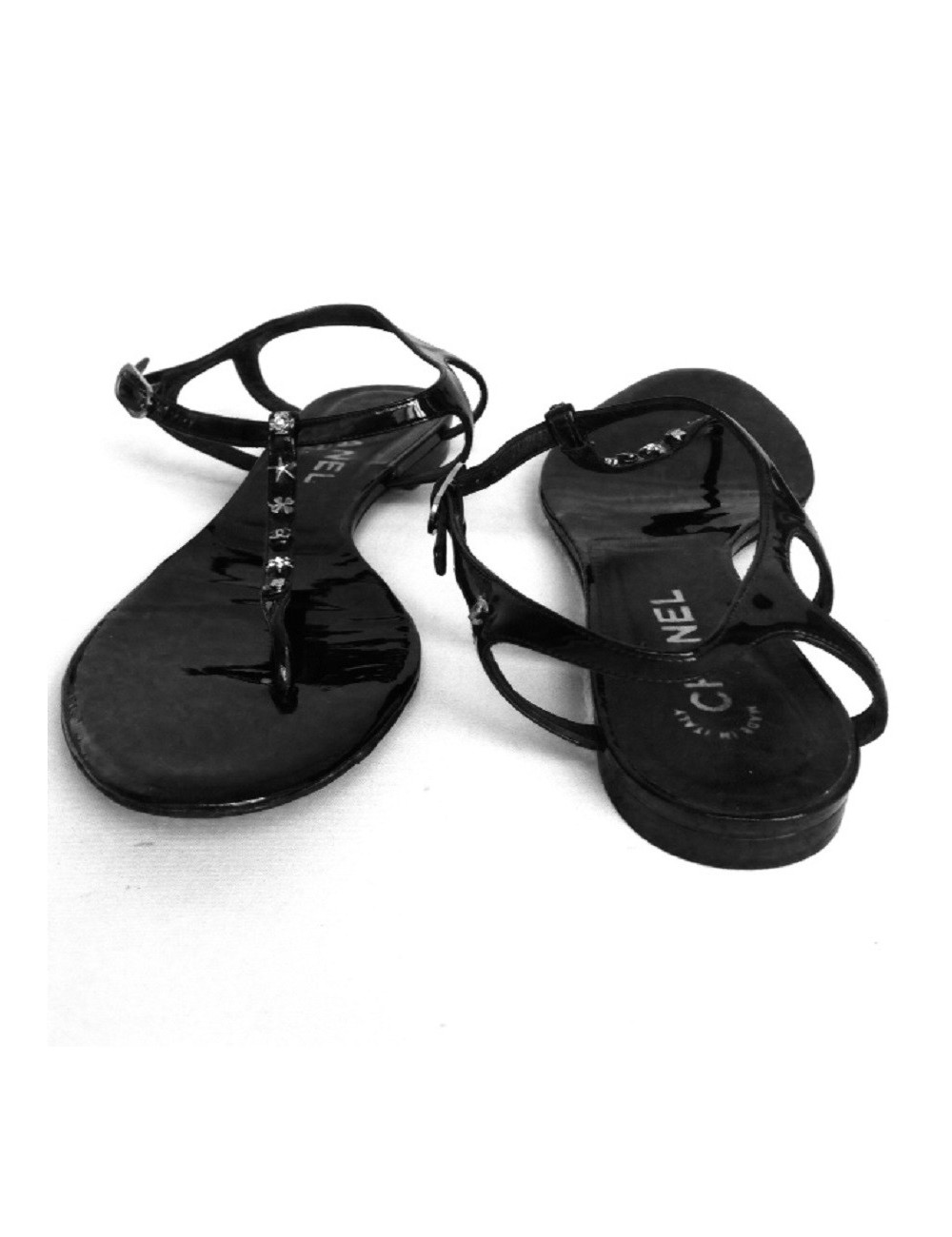 Sandales plates en cuir verni noir CHANEL T39