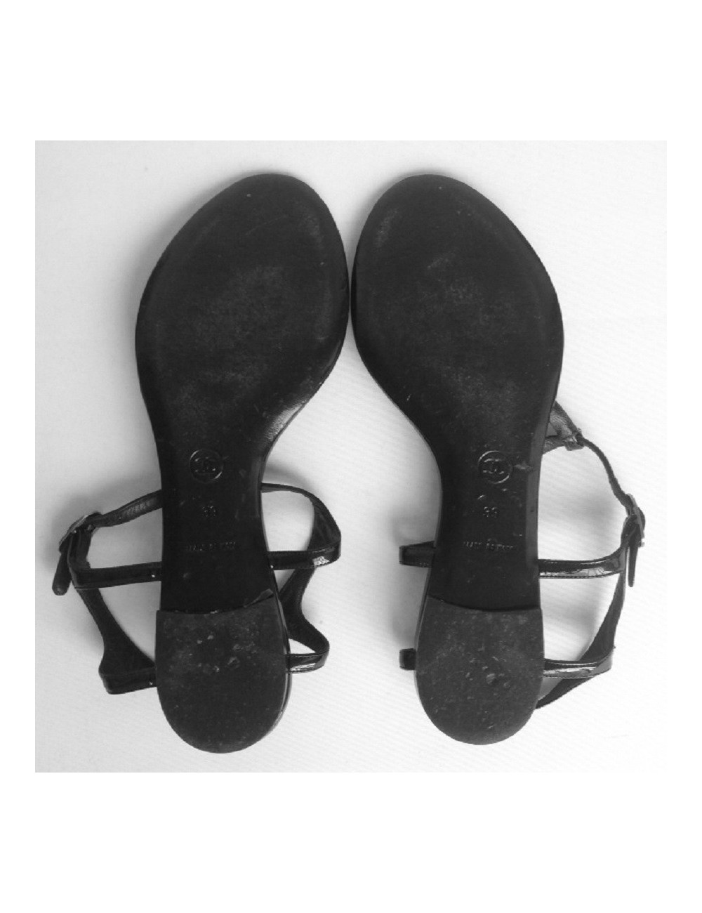 Sandales plates en cuir verni noir CHANEL T39