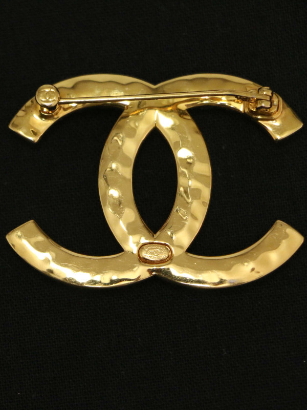 Broche Chanel CC doré