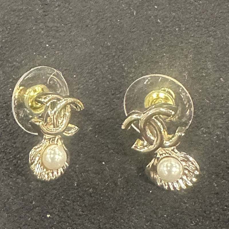 Clous Chanel coquillage perle