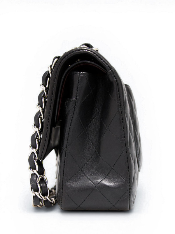 Timeless Chanel cuir matelassé noir