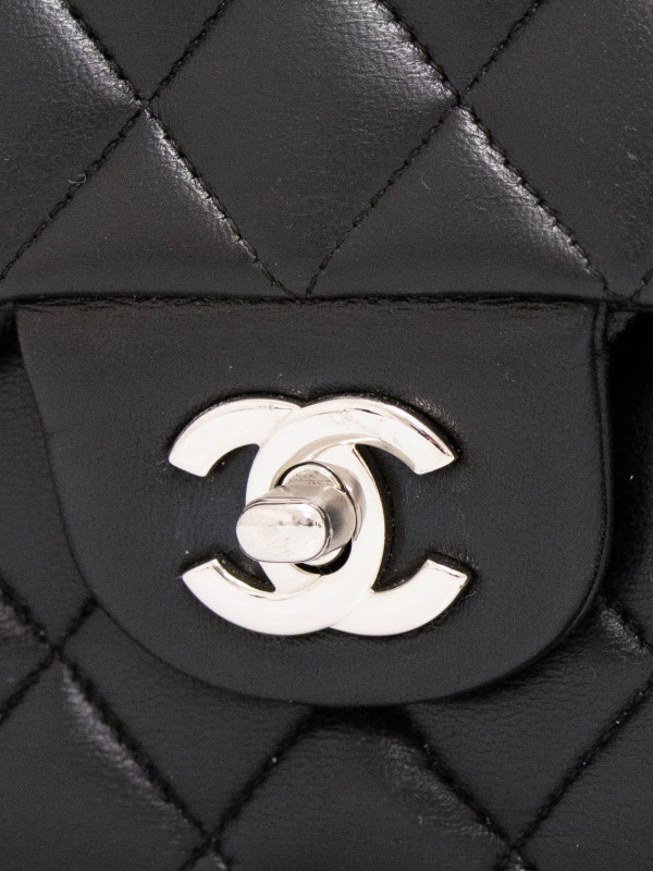 Timeless Chanel cuir matelassé noir