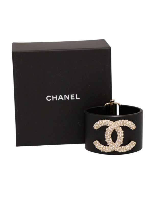 Bracelet Manchette Chanel CC Perles & Strass Dorés en Cuir Noir