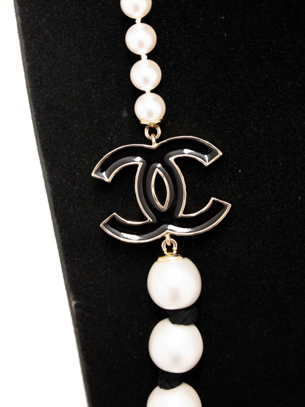 Sautoir perles Chanel CC émaillé noir