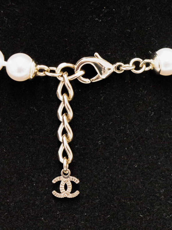 Sautoir perles Chanel CC émaillé noir