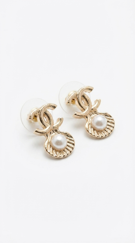 Clous Chanel coquillage perle