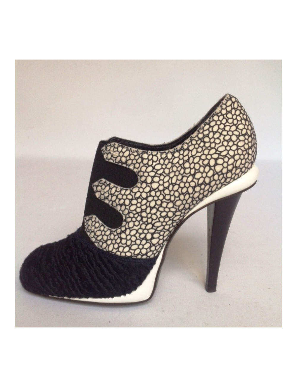 Escarpins FENDI T39,5 blanche et noire et fourrure bleu marine