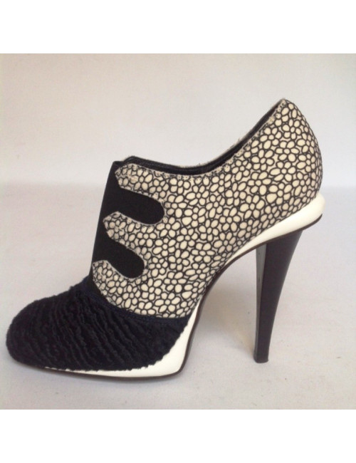 Escarpins FENDI T39,5 blanche et noire et fourrure bleu marine