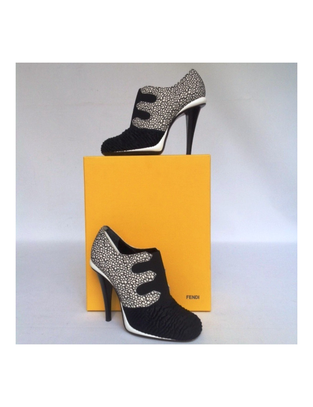 Escarpins FENDI T39,5 blanche et noire et fourrure bleu marine