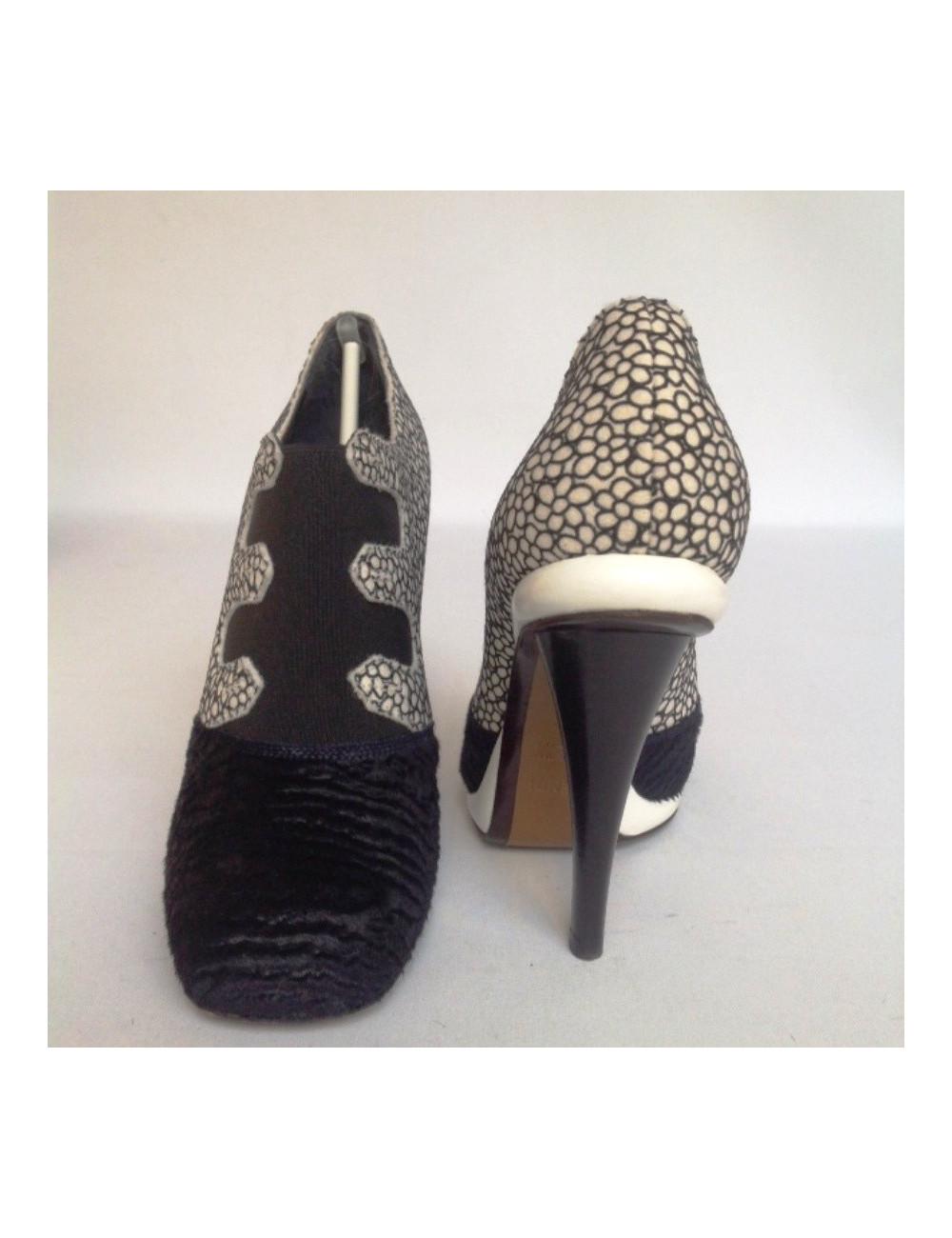 Escarpins FENDI T39,5 blanche et noire et fourrure bleu marine