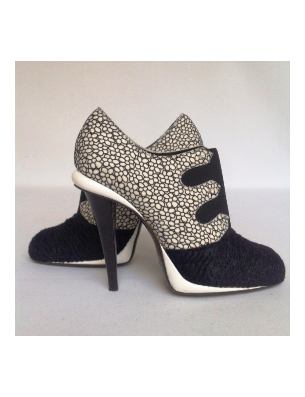 Escarpins FENDI T39,5 blanche et noire et fourrure bleu marine