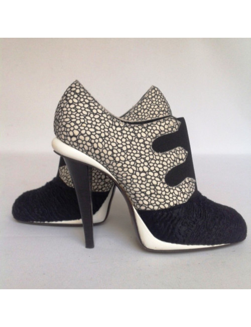 Escarpins FENDI T39,5 blanche et noire et fourrure bleu marine