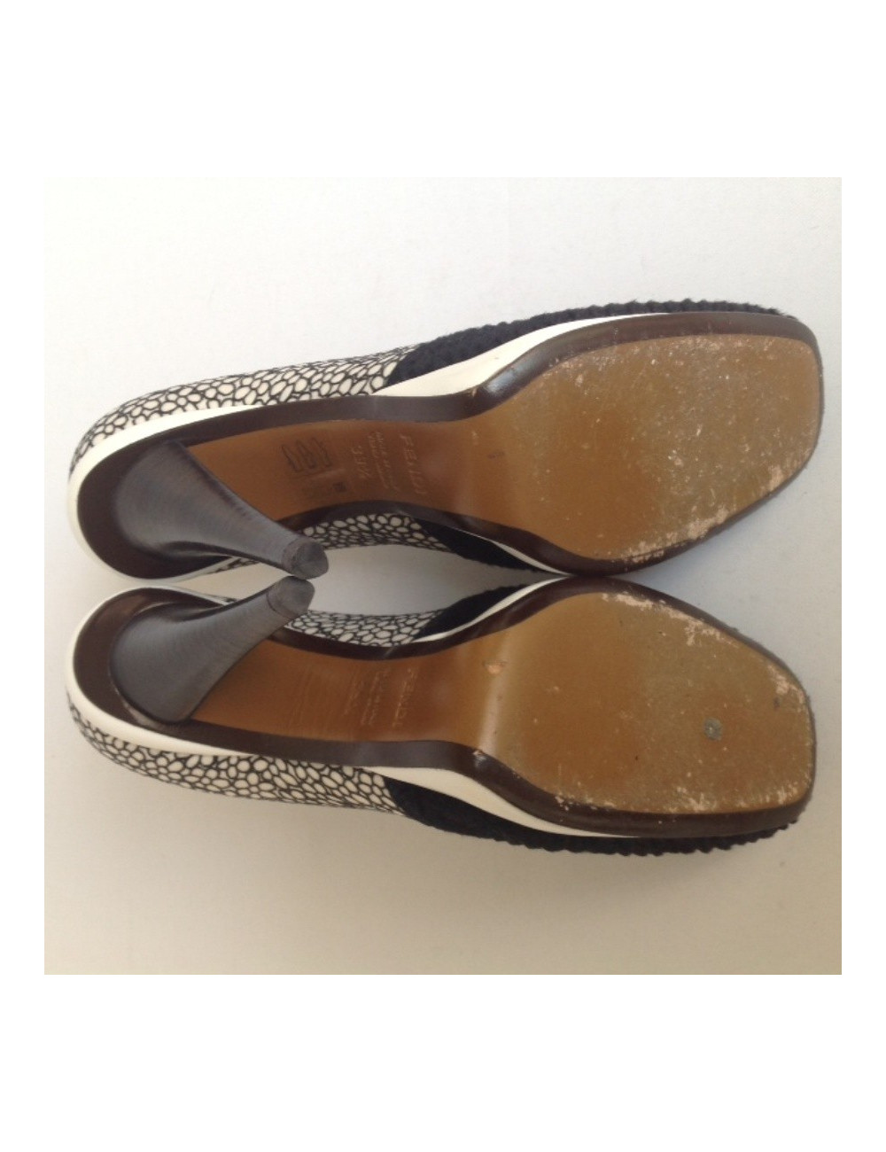 Escarpins FENDI T39,5 blanche et noire et fourrure bleu marine