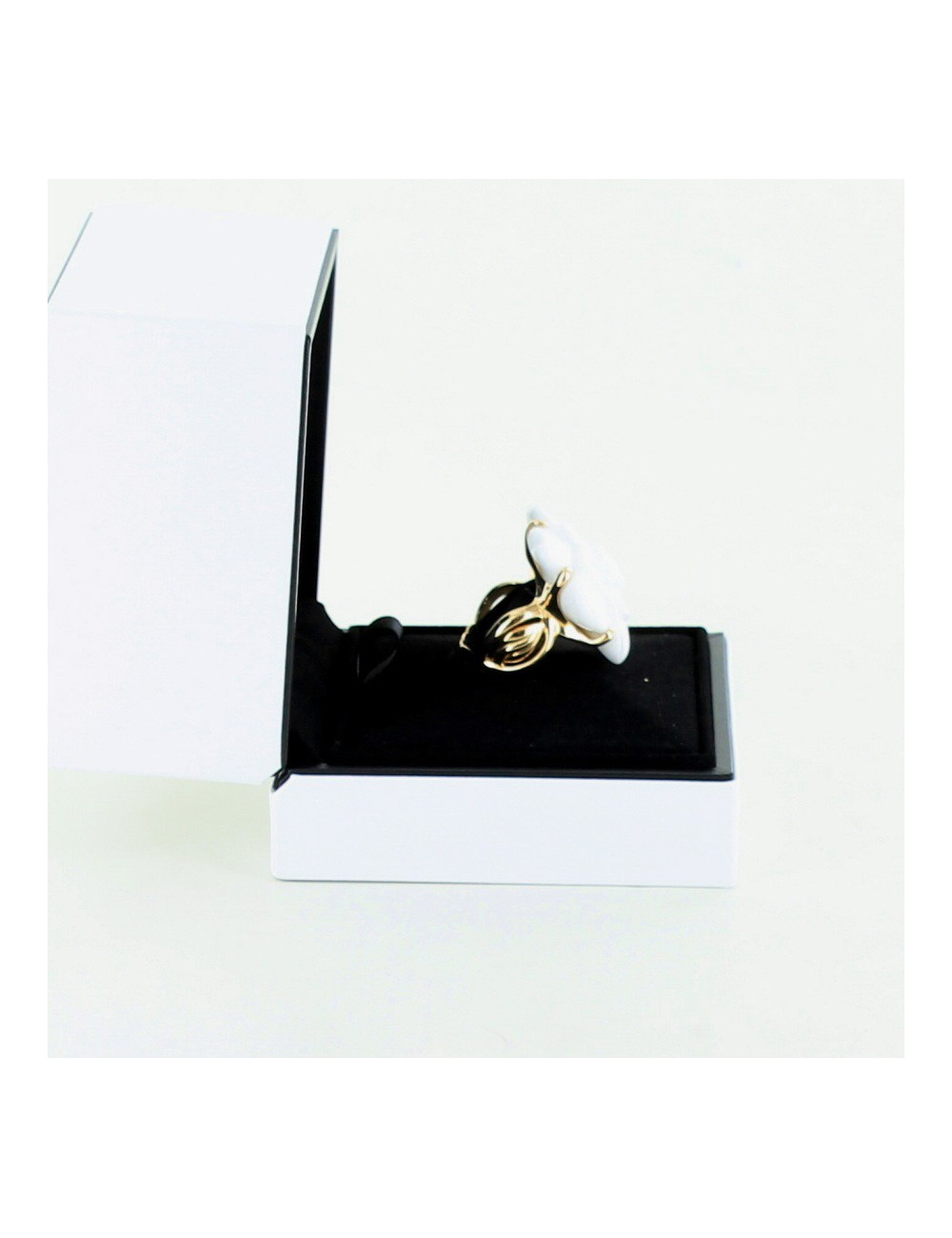 Bague CHANEL T 55 camélia blanc or jaune