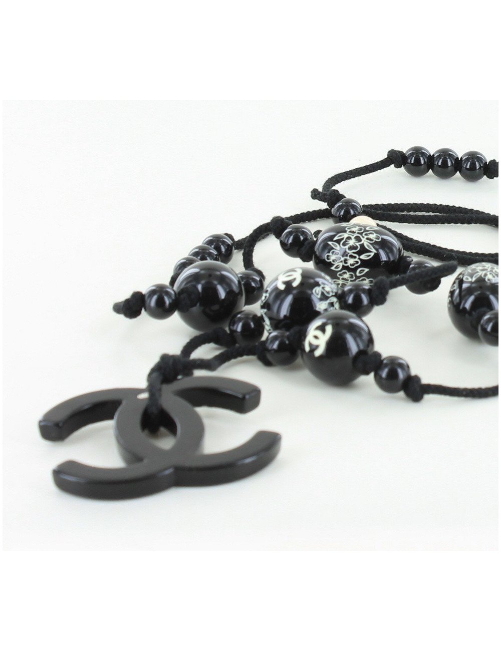 sautoir CHANEL perles noires sur cordon